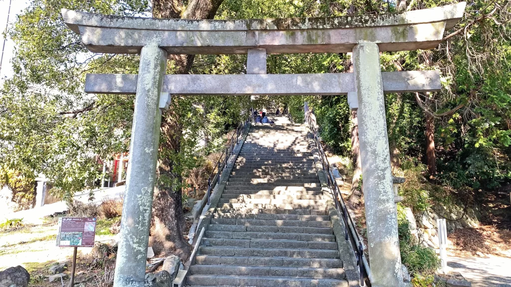 伊豆山神社駐車場からの参道