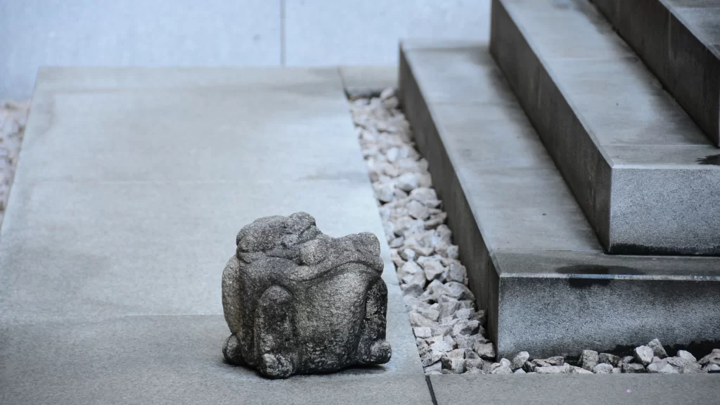 将門塚の左右に並ぶ小さめのカエルさん（左側）