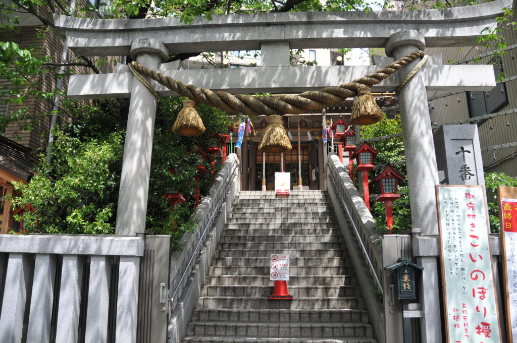 十番稲荷神社鳥居。鳥居からすぐに拝殿までの石段があります。