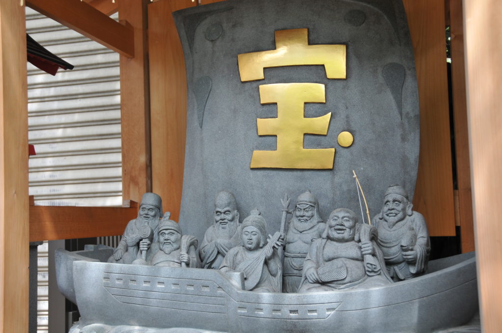 七福神が乗った宝船の石像。帆には金色の文字で宝と書かれています。