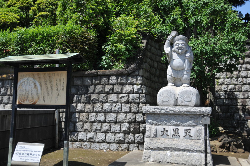 鳥居横の大黒様。品川神社は東海七福神のうちの一社です。