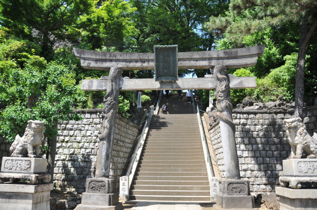 品川神社の鳥居。左右に龍が絡みついています。大迫力です。