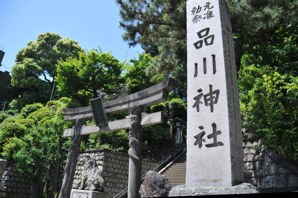 品川神社の鳥居とかなり大きな社標