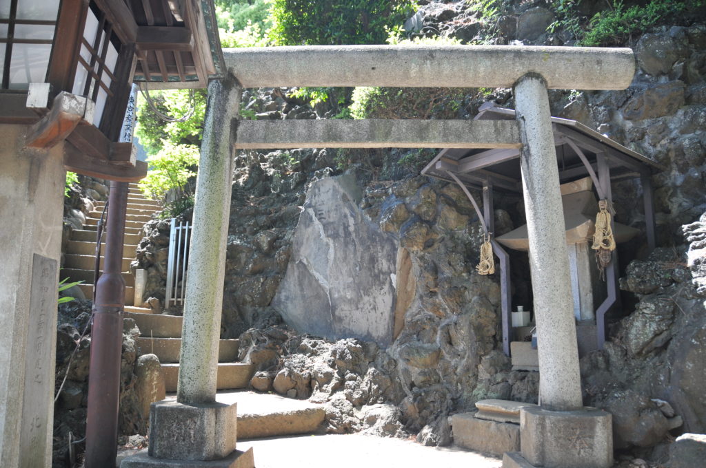 参道への階段の途中にある富士塚登山道。入り口には猿田彦神社が鎮座しています。