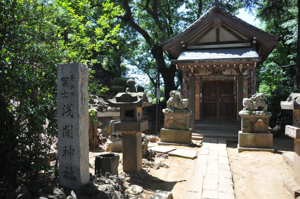 末社浅間神社。富士塚の横にあります。