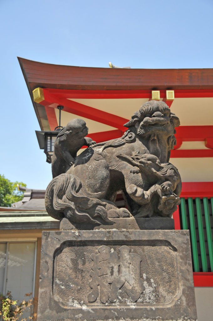 品川神社狛犬。仔狛犬がじゃれついてます。かわいい。