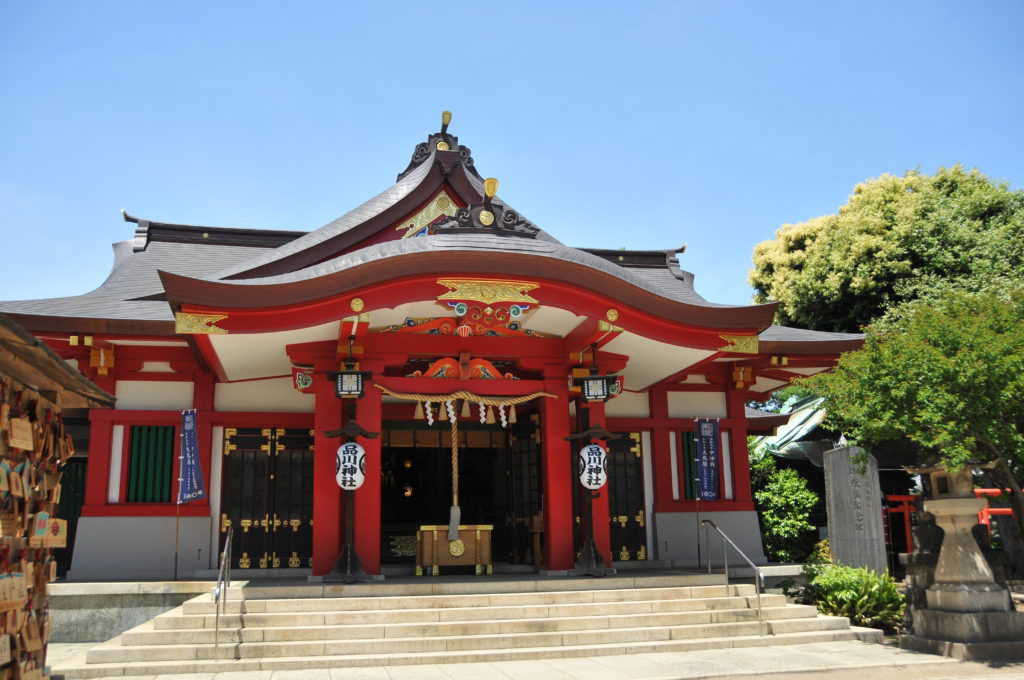 品川神社拝殿。白壁に朱色がよく映えて美しい社殿です。