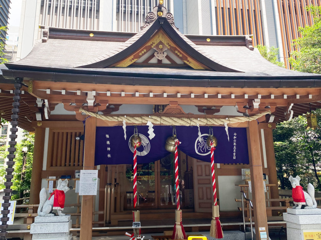 東京日本橋、金運アップ、推しのコンサートなどのチケット当選祈願ができる福徳神社の拝殿