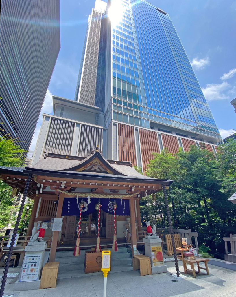 東京のビルの間に鎮座する福徳神社
