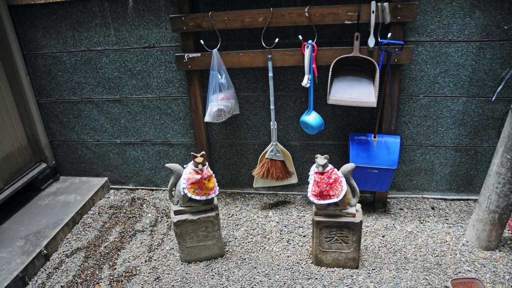 花房稲荷神社お狐様と掃除用具