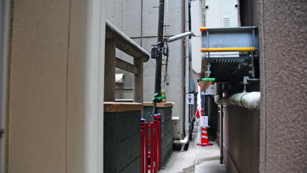 秋葉原花房稲荷神社路地裏の参道