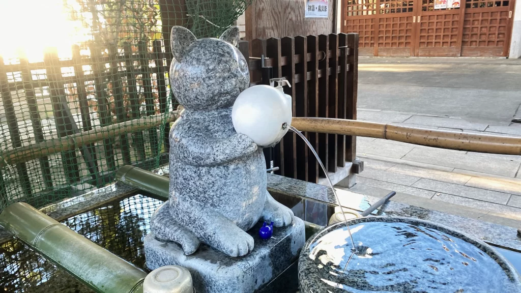 荻窪白山神社猫の手水舎