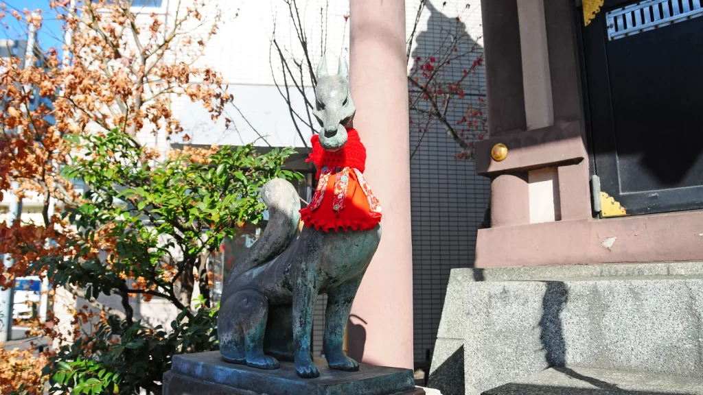 伏見三宝稲荷神社宝玉を加えるお狐様