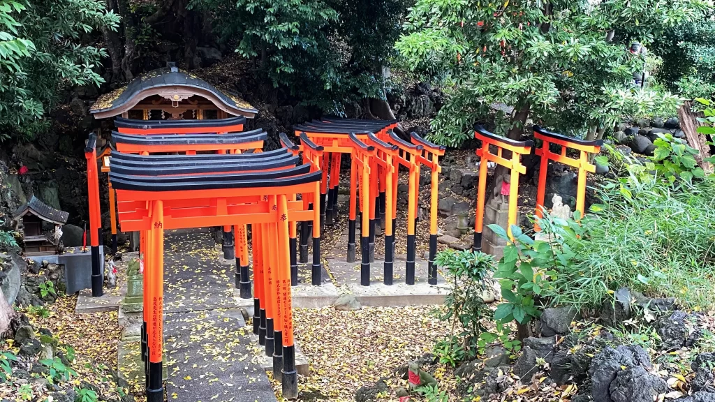 おあな（霊窟）へ続く鳥居