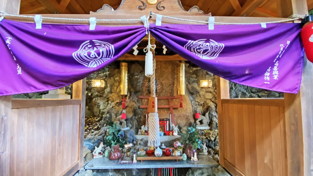 澤蔵司稲荷霊窟祠