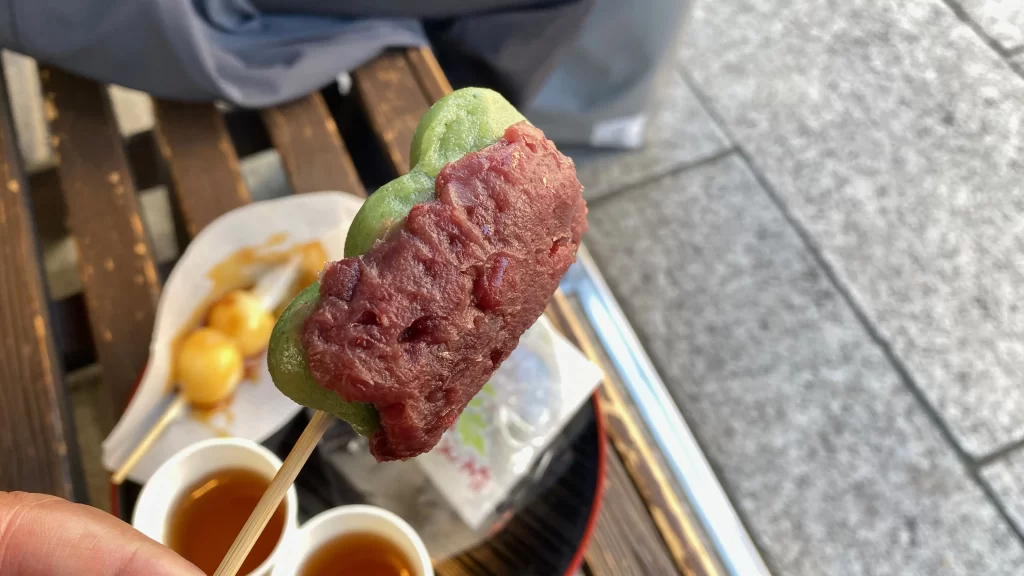 たっぷりあんこの串団子