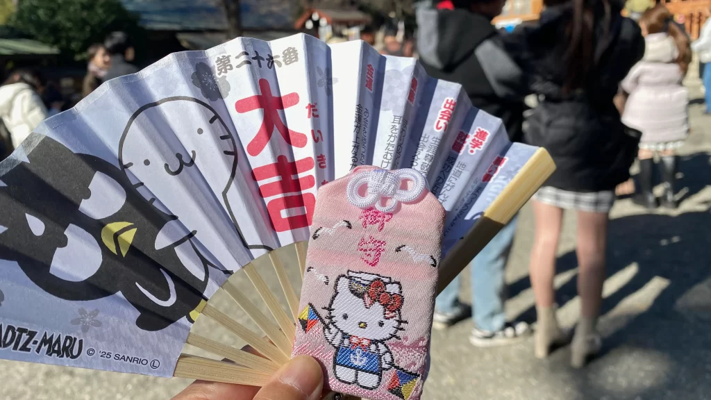 Z旗を振るキティちゃん。サンリオコラボのお守りとおみくじ