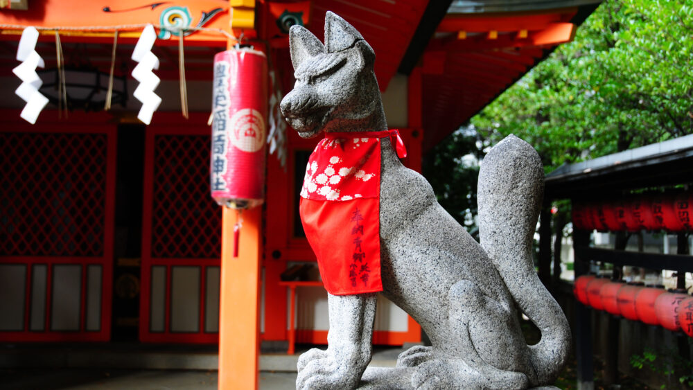 豊栄稲荷神社玉を加えるお稲荷様