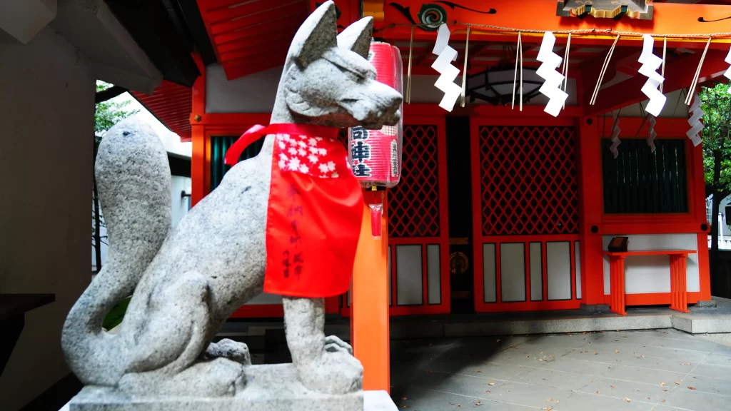 豊栄稲荷神社巻物を咥えるお狐様