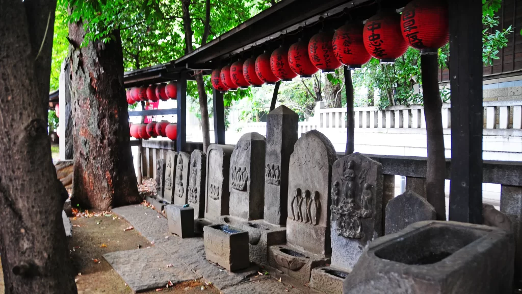 豊栄稲荷神社の庚申塔。たくさん並んでいる