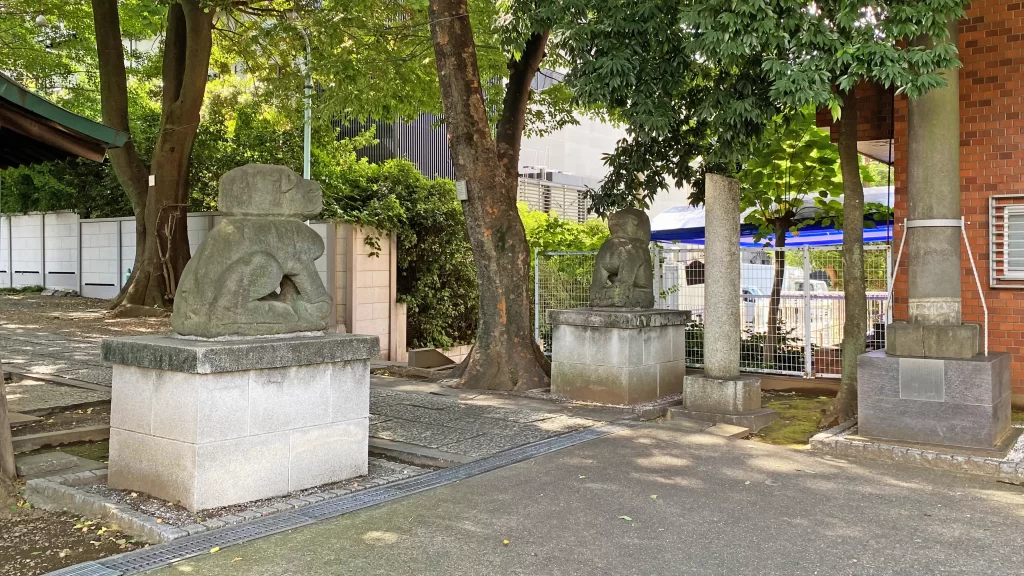 穏田神社の古い狛犬
