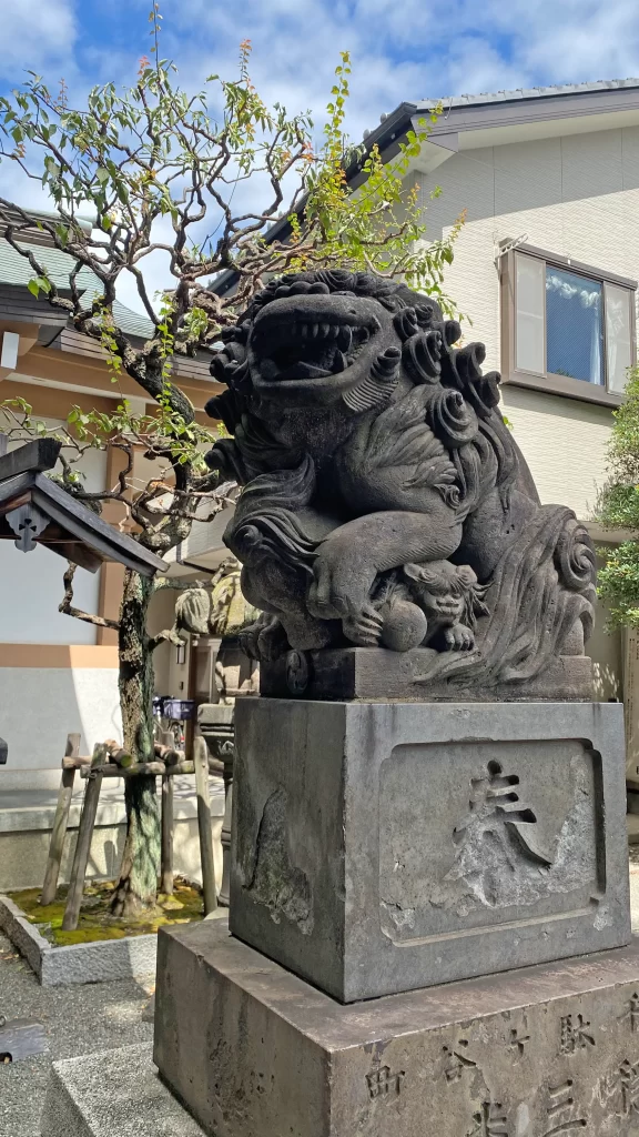 大笑いしているような穏田神社の狛犬