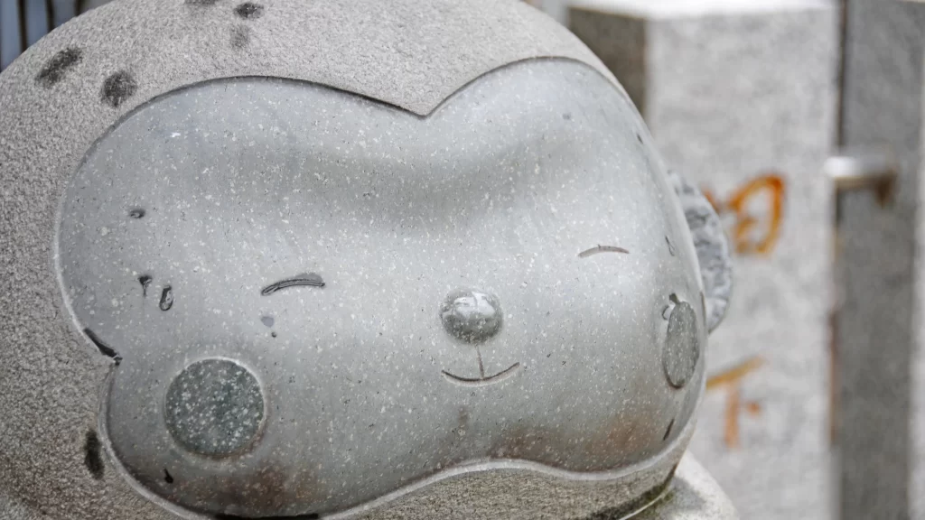可愛すぎる神猿石像のお顔。見ているだけで心がほぐれます。