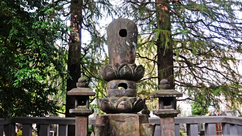 春日局のお墓は、死してなおこの世が見通せるように、と穴が空いています。