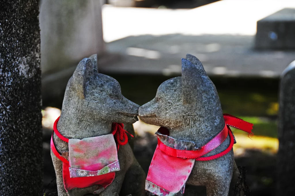 キスするお狐様。微笑んでいるような・・・。