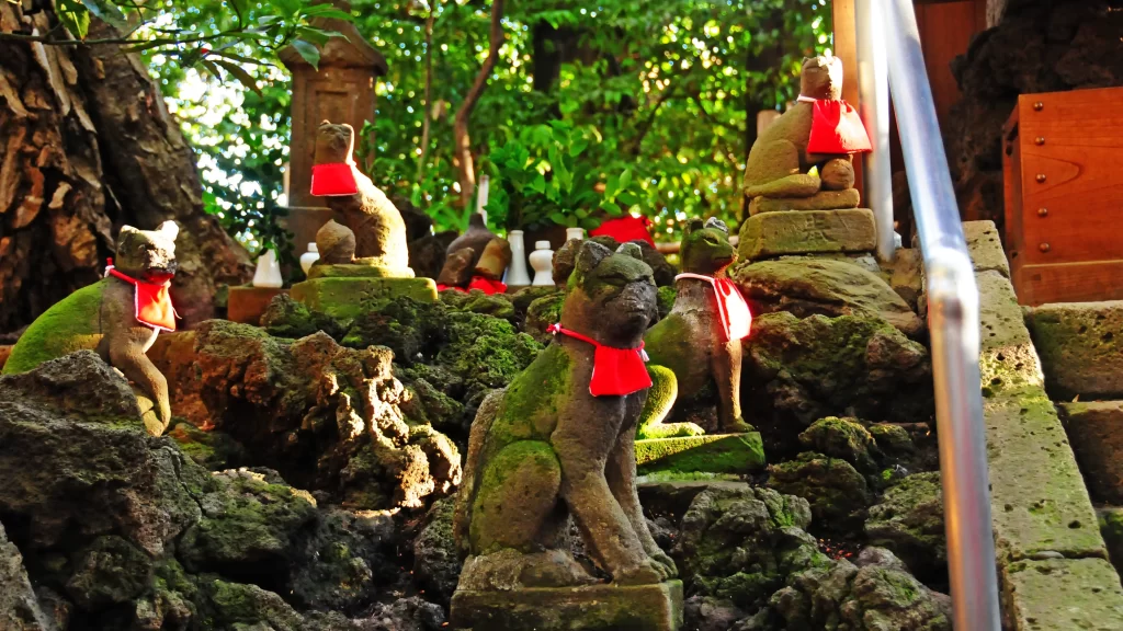 朝日を浴びて誇らしげなお狐様たち