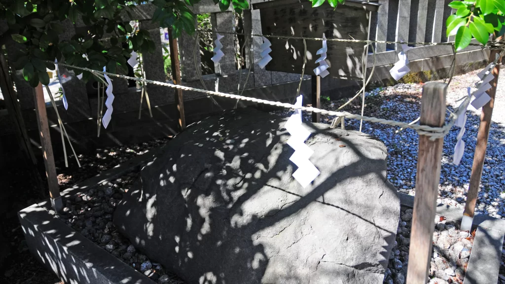 北野神社源頼朝が腰かけた牛の形をした石